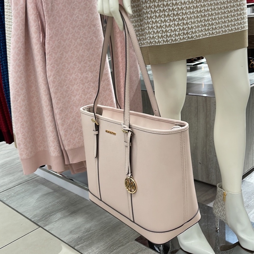 MICHAEL KORS
Jet Set Travel Lg Top Zip Shoulder Tote Saffiano Leather
Pwdr Blush - Picture 15 of 16